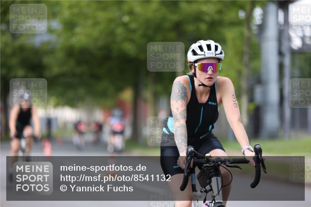 10.08.2025 - GEWOBA Citytriathlon Bremen Yannick Fuchs http://msf.ph/oto/8541132 10.08.2025 12:44:46 Radfahren 586, 607, 638, 716, 786, 800, 809, 819, 958, 1030 meine-sportfotos.de