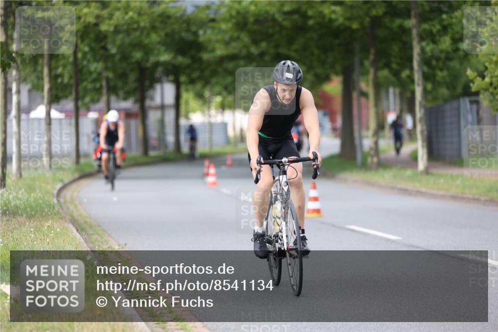 10.08.2025 - GEWOBA Citytriathlon Bremen Yannick Fuchs http://msf.ph/oto/8541134 10.08.2025 12:44:46 Radfahren 586, 607, 638, 716, 786, 800, 809, 819, 958, 1030 meine-sportfotos.de