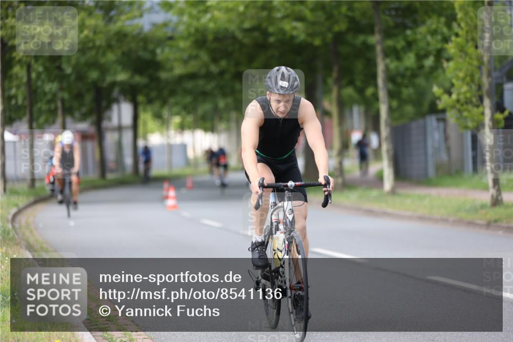 10.08.2025 - GEWOBA Citytriathlon Bremen Yannick Fuchs http://msf.ph/oto/8541136 10.08.2025 12:44:47 Radfahren 607, 638, 716, 786, 800, 809, 819, 958, 1030 meine-sportfotos.de