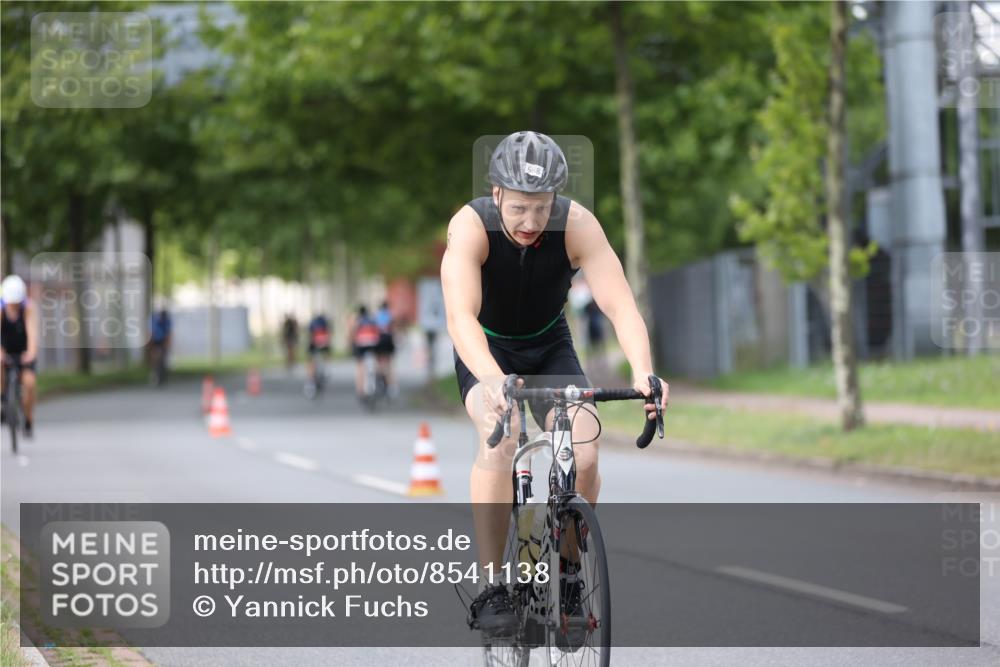 10.08.2025 - GEWOBA Citytriathlon Bremen Yannick Fuchs http://msf.ph/oto/8541138 10.08.2025 12:44:47 Radfahren 607, 638, 716, 786, 800, 809, 819, 958, 1030 meine-sportfotos.de