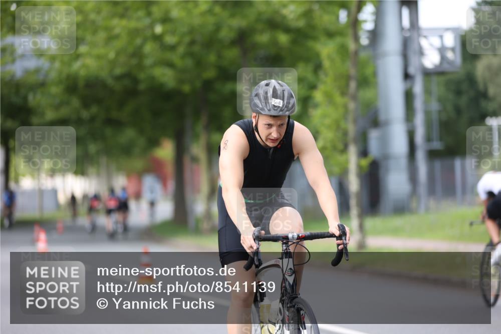 10.08.2025 - GEWOBA Citytriathlon Bremen Yannick Fuchs http://msf.ph/oto/8541139 10.08.2025 12:44:47 Radfahren 607, 638, 716, 786, 800, 809, 819, 958, 1030 meine-sportfotos.de
