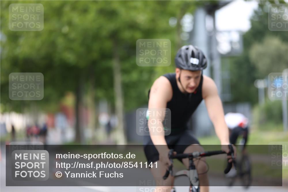 10.08.2025 - GEWOBA Citytriathlon Bremen Yannick Fuchs http://msf.ph/oto/8541141 10.08.2025 12:44:47 Radfahren 607, 638, 716, 786, 800, 809, 819, 958, 1030 meine-sportfotos.de