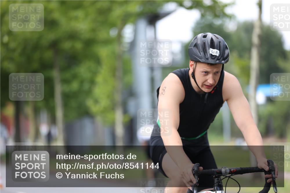 10.08.2025 - GEWOBA Citytriathlon Bremen Yannick Fuchs http://msf.ph/oto/8541144 10.08.2025 12:44:47 Radfahren 607, 638, 716, 786, 800, 809, 819, 958, 1030 meine-sportfotos.de