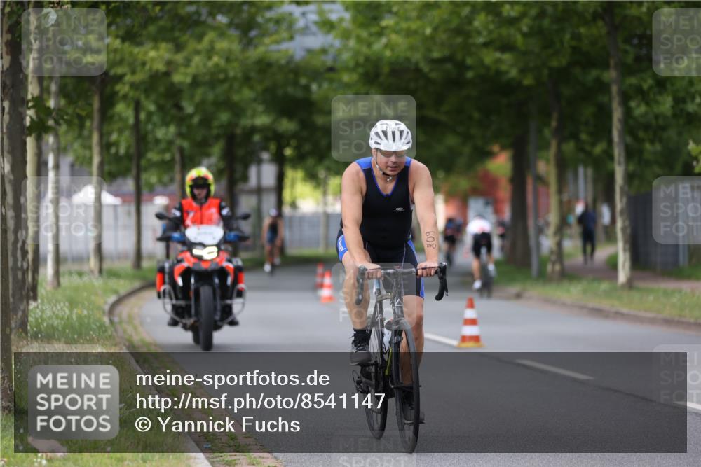 10.08.2025 - GEWOBA Citytriathlon Bremen Yannick Fuchs http://msf.ph/oto/8541147 10.08.2025 12:44:50 Radfahren 607, 638, 716, 727, 786, 800, 809, 819, 958, 1030 meine-sportfotos.de