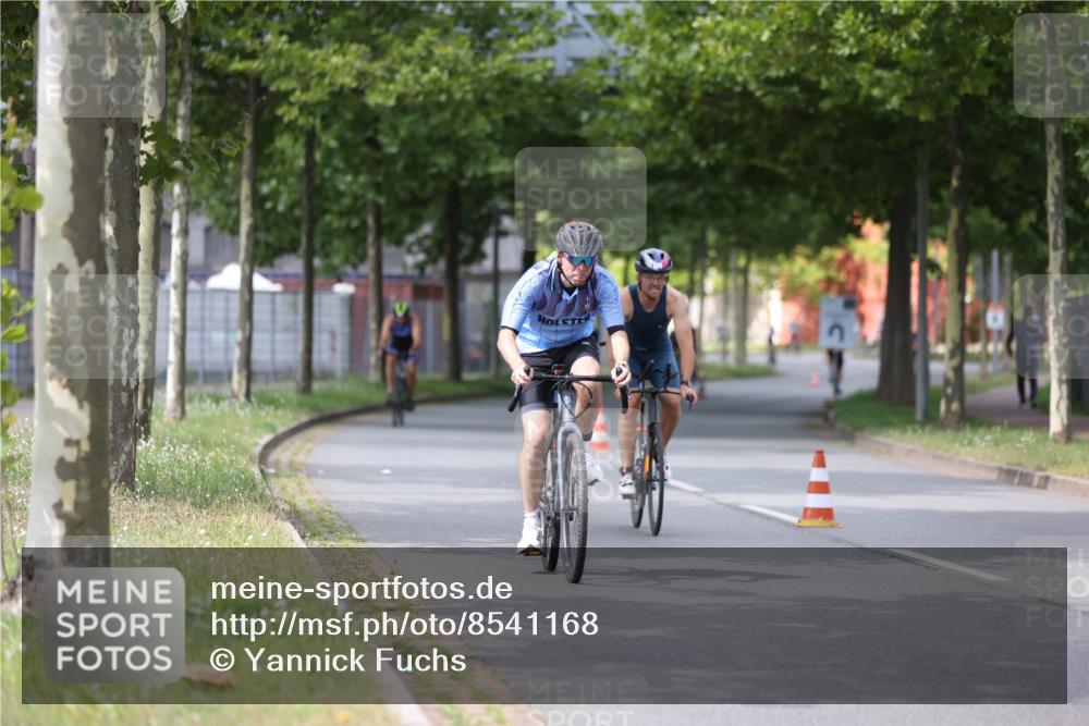 10.08.2025 - GEWOBA Citytriathlon Bremen Yannick Fuchs http://msf.ph/oto/8541168 10.08.2025 12:44:54 Radfahren 607, 638, 647, 716, 727, 786, 809, 816, 958, 1030 meine-sportfotos.de