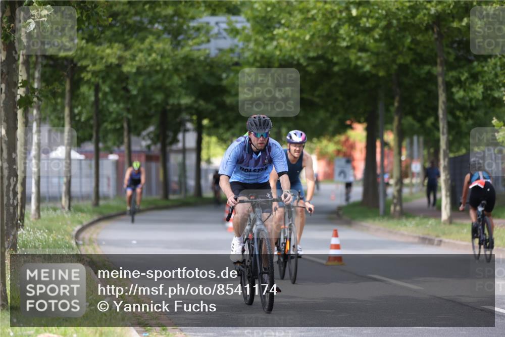 10.08.2025 - GEWOBA Citytriathlon Bremen Yannick Fuchs http://msf.ph/oto/8541174 10.08.2025 12:44:54 Radfahren 607, 638, 647, 716, 727, 786, 809, 816, 958, 1030 meine-sportfotos.de