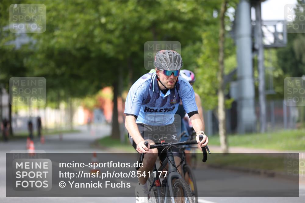 10.08.2025 - GEWOBA Citytriathlon Bremen Yannick Fuchs http://msf.ph/oto/8541177 10.08.2025 12:44:55 Radfahren 607, 638, 647, 716, 727, 786, 809, 816, 958, 1030 meine-sportfotos.de