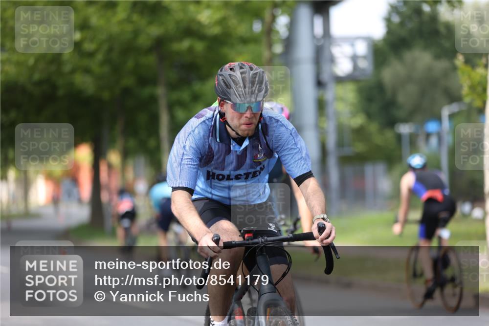 10.08.2025 - GEWOBA Citytriathlon Bremen Yannick Fuchs http://msf.ph/oto/8541179 10.08.2025 12:44:55 Radfahren 607, 638, 647, 716, 727, 786, 809, 816, 958, 1030 meine-sportfotos.de