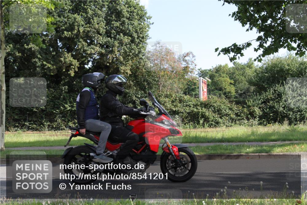 10.08.2025 - GEWOBA Citytriathlon Bremen Yannick Fuchs http://msf.ph/oto/8541201 10.08.2025 10:24:27 Radfahren 374, 398 meine-sportfotos.de