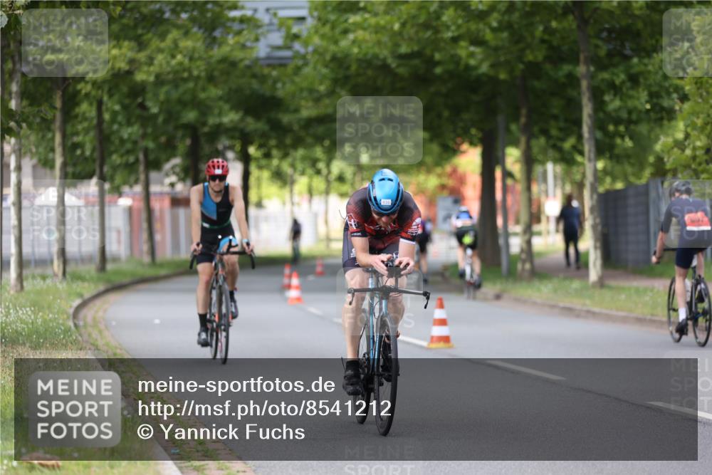 10.08.2025 - GEWOBA Citytriathlon Bremen Yannick Fuchs http://msf.ph/oto/8541212 10.08.2025 12:45:02 Radfahren 633, 638, 647, 716, 727, 786, 808, 816 meine-sportfotos.de