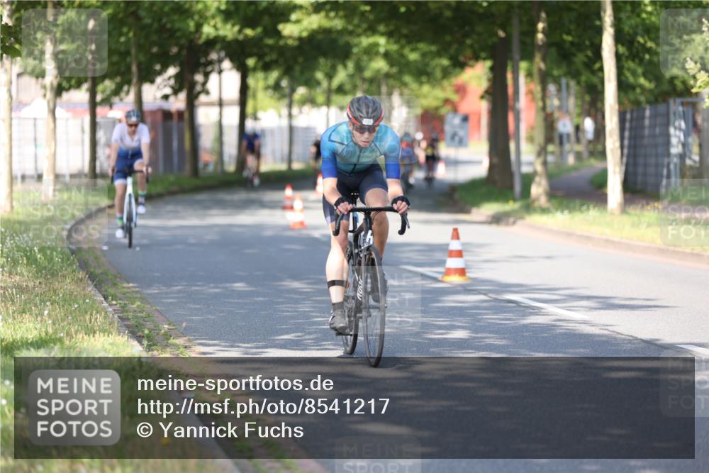 10.08.2025 - GEWOBA Citytriathlon Bremen Yannick Fuchs http://msf.ph/oto/8541217 10.08.2025 10:36:22 Radfahren 99, 117, 159, 231, 373, 378, 397, 401, 450 meine-sportfotos.de