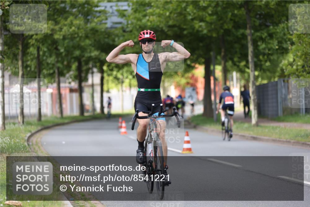 10.08.2025 - GEWOBA Citytriathlon Bremen Yannick Fuchs http://msf.ph/oto/8541221 10.08.2025 12:45:03 Radfahren 633, 638, 647, 716, 727, 786, 808, 816 meine-sportfotos.de