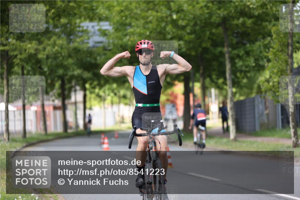 10.08.2025 - GEWOBA Citytriathlon Bremen Yannick Fuchs http://msf.ph/oto/8541223 10.08.2025 12:45:03 Radfahren 633, 638, 647, 716, 727, 786, 808, 816 meine-sportfotos.de