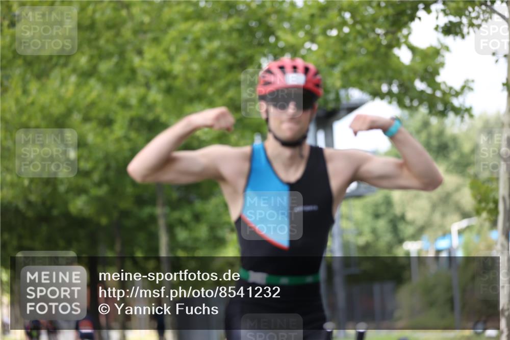 10.08.2025 - GEWOBA Citytriathlon Bremen Yannick Fuchs http://msf.ph/oto/8541232 10.08.2025 12:45:04 Radfahren 633, 638, 647, 712, 716, 727, 786, 808, 816 meine-sportfotos.de
