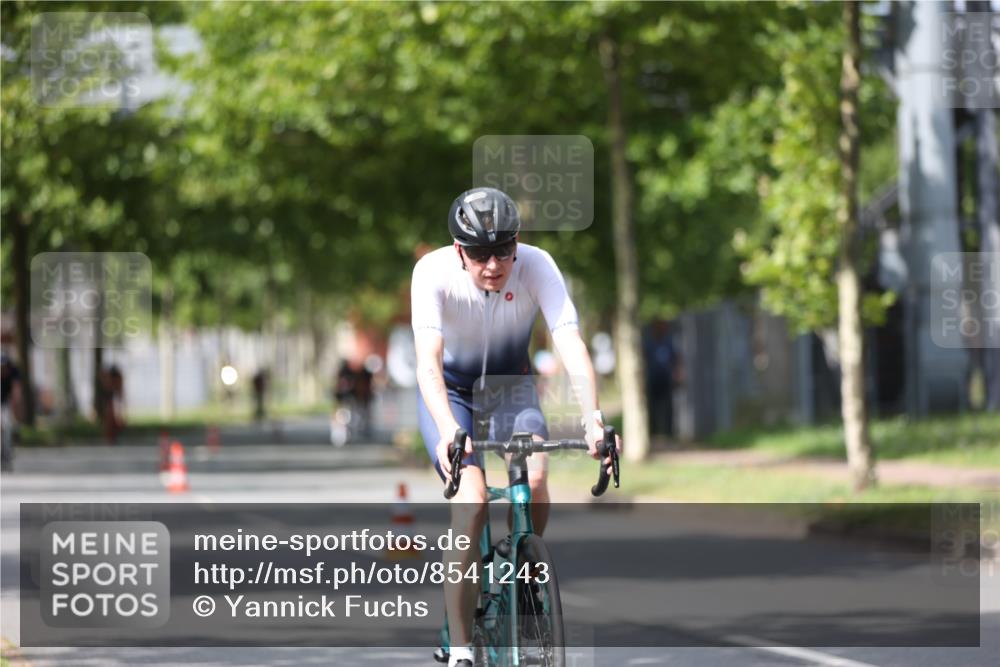 10.08.2025 - GEWOBA Citytriathlon Bremen Yannick Fuchs http://msf.ph/oto/8541243 10.08.2025 12:45:11 Radfahren 633, 647, 712, 727, 786, 808, 816, 828, 851 meine-sportfotos.de