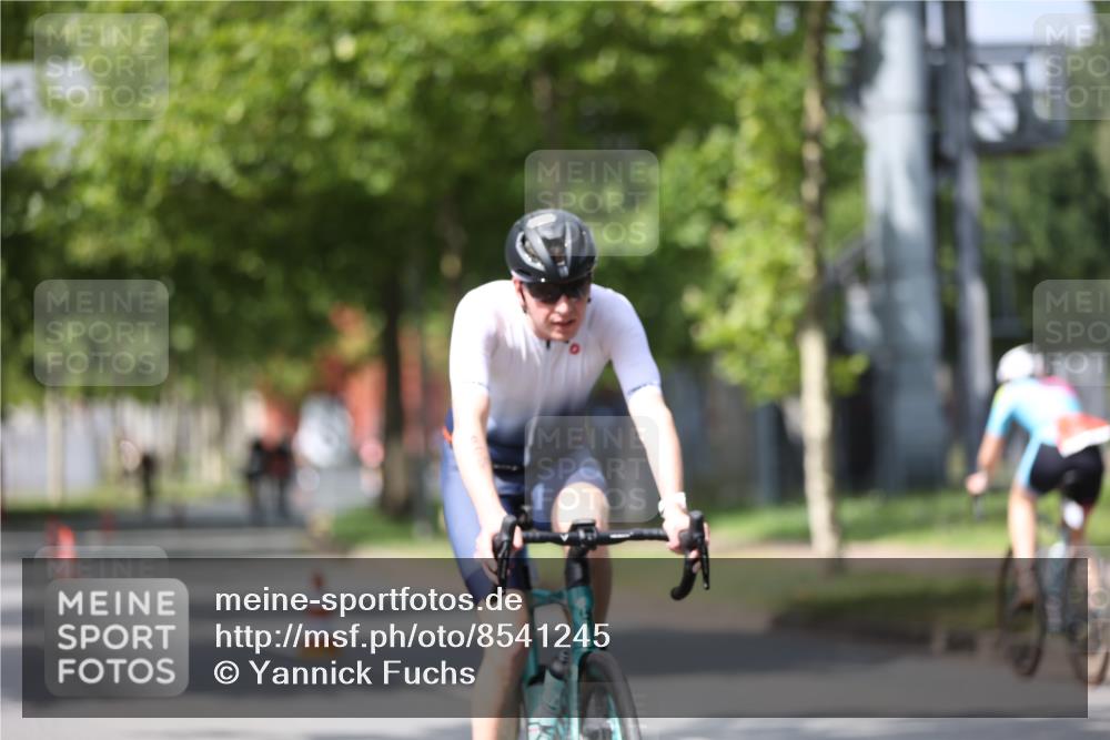 10.08.2025 - GEWOBA Citytriathlon Bremen Yannick Fuchs http://msf.ph/oto/8541245 10.08.2025 12:45:11 Radfahren 633, 647, 712, 727, 786, 808, 816, 828, 851 meine-sportfotos.de
