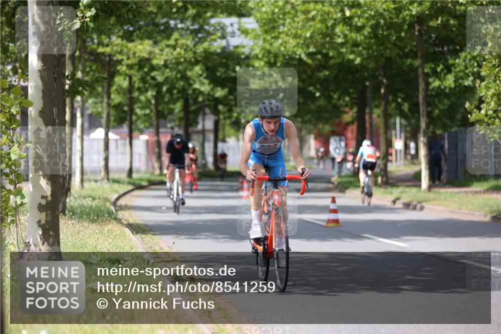 10.08.2025 - GEWOBA Citytriathlon Bremen Yannick Fuchs http://msf.ph/oto/8541259 10.08.2025 12:45:13 Radfahren 633, 647, 712, 727, 808, 816, 828, 851, 946 meine-sportfotos.de