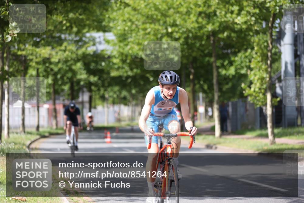 10.08.2025 - GEWOBA Citytriathlon Bremen Yannick Fuchs http://msf.ph/oto/8541264 10.08.2025 12:45:14 Radfahren 633, 647, 712, 727, 808, 816, 828, 851, 946 meine-sportfotos.de