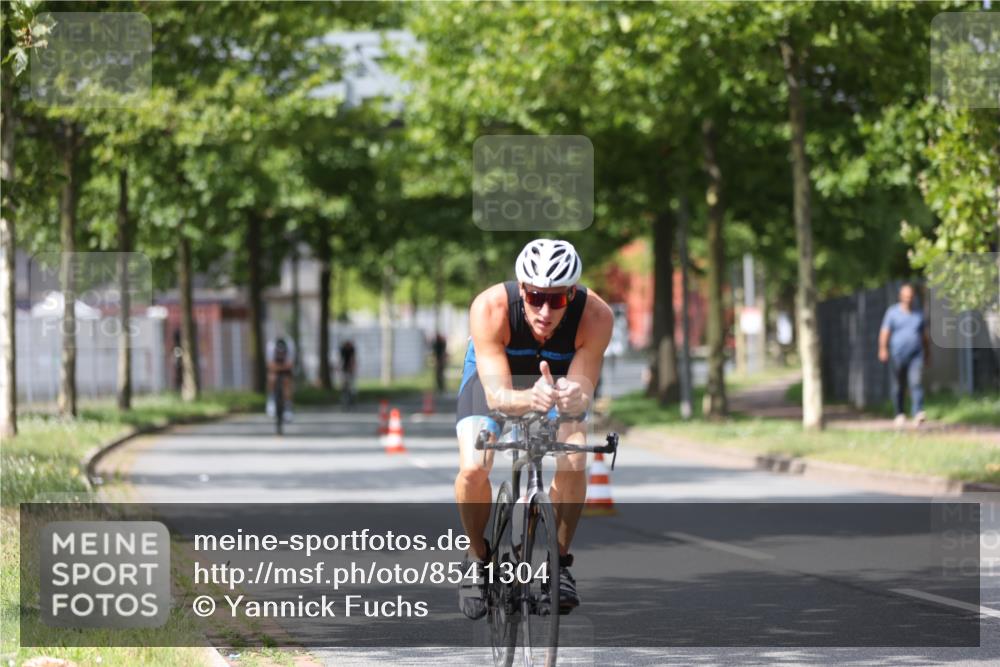 10.08.2025 - GEWOBA Citytriathlon Bremen Yannick Fuchs http://msf.ph/oto/8541304 10.08.2025 12:45:20 Radfahren 633, 676, 712, 724, 808, 828, 851, 946, 1022 meine-sportfotos.de