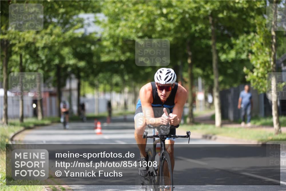 10.08.2025 - GEWOBA Citytriathlon Bremen Yannick Fuchs http://msf.ph/oto/8541308 10.08.2025 12:45:20 Radfahren 633, 676, 712, 724, 808, 828, 851, 946, 1022 meine-sportfotos.de