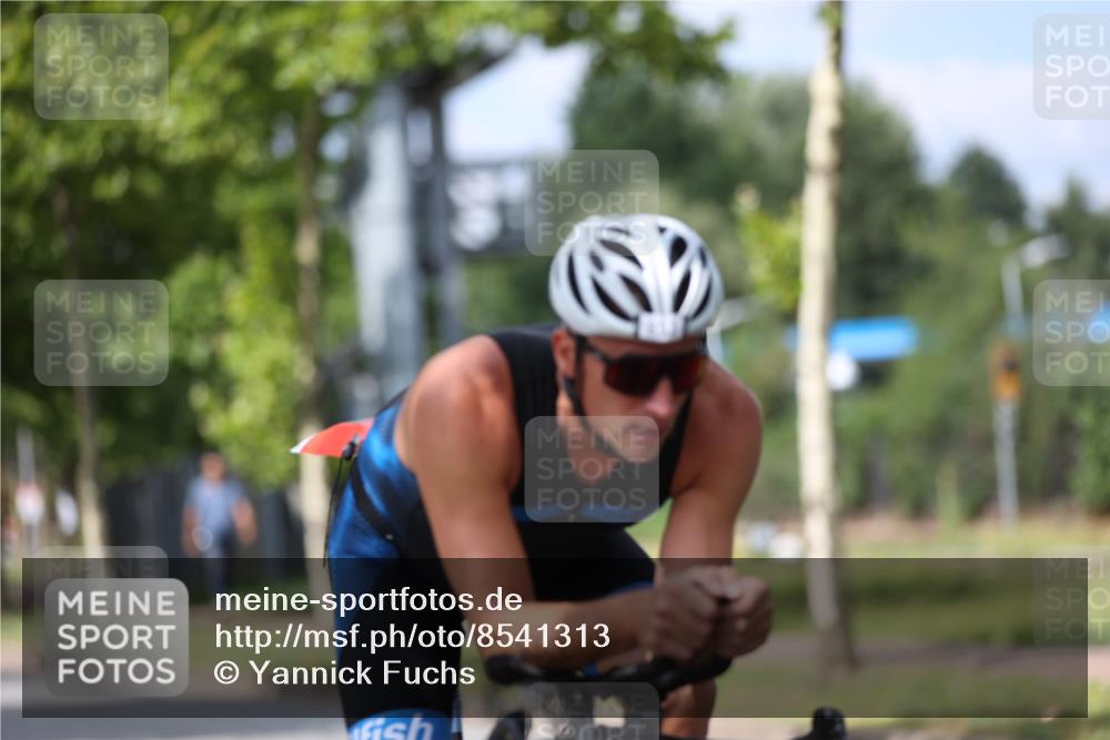 10.08.2025 - GEWOBA Citytriathlon Bremen Yannick Fuchs http://msf.ph/oto/8541313 10.08.2025 12:45:20 Radfahren 633, 676, 712, 724, 808, 828, 851, 946, 1022 meine-sportfotos.de