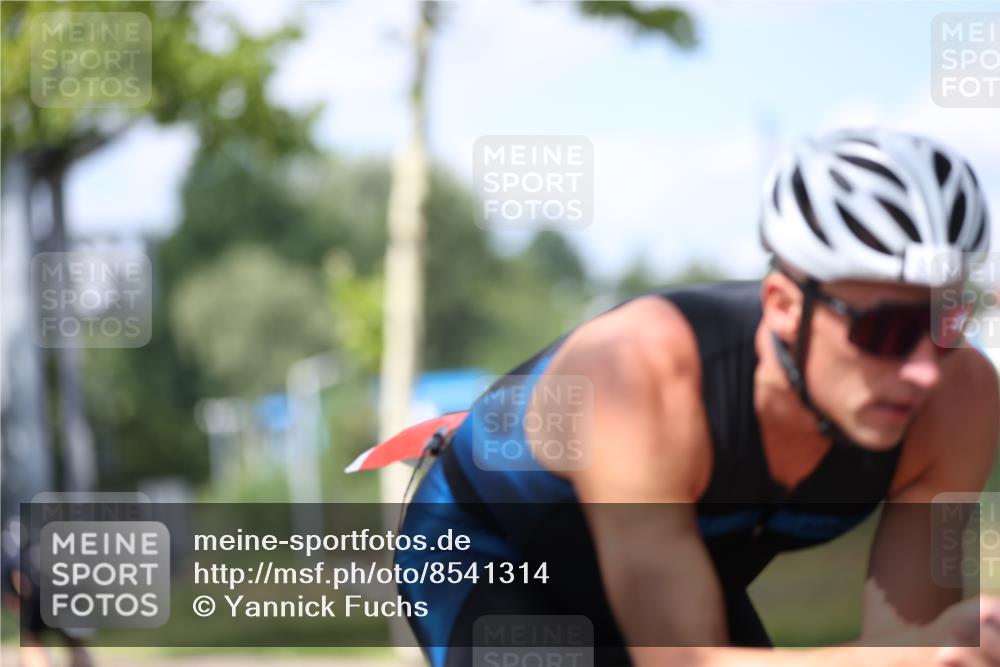 10.08.2025 - GEWOBA Citytriathlon Bremen Yannick Fuchs http://msf.ph/oto/8541314 10.08.2025 12:45:20 Radfahren 633, 676, 712, 724, 808, 828, 851, 946, 1022 meine-sportfotos.de