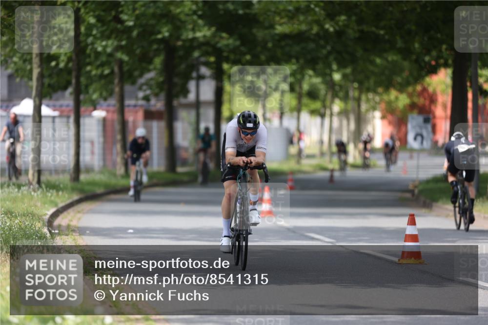 10.08.2025 - GEWOBA Citytriathlon Bremen Yannick Fuchs http://msf.ph/oto/8541315 10.08.2025 12:45:22 Radfahren 633, 676, 712, 724, 808, 828, 851, 946, 1022 meine-sportfotos.de
