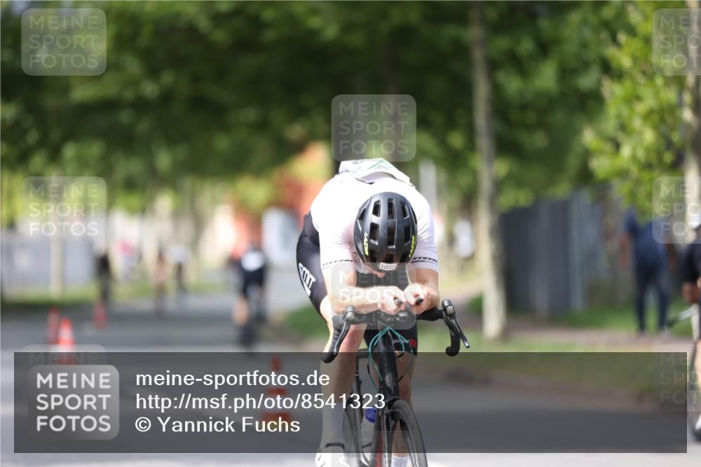 10.08.2025 - GEWOBA Citytriathlon Bremen Yannick Fuchs http://msf.ph/oto/8541323 10.08.2025 12:45:23 Radfahren 633, 676, 712, 724, 828, 851, 939, 946, 1022 meine-sportfotos.de