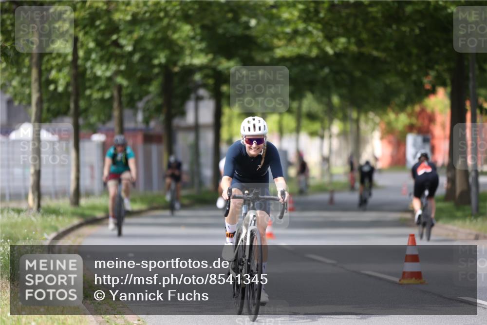 10.08.2025 - GEWOBA Citytriathlon Bremen Yannick Fuchs http://msf.ph/oto/8541345 10.08.2025 12:45:26 Radfahren 633, 676, 712, 724, 828, 851, 930, 939, 946, 1022 meine-sportfotos.de