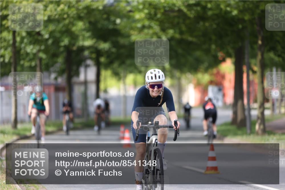 10.08.2025 - GEWOBA Citytriathlon Bremen Yannick Fuchs http://msf.ph/oto/8541348 10.08.2025 12:45:26 Radfahren 633, 676, 712, 724, 828, 851, 930, 939, 946, 1022 meine-sportfotos.de