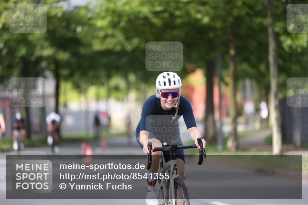 10.08.2025 - GEWOBA Citytriathlon Bremen Yannick Fuchs http://msf.ph/oto/8541355 10.08.2025 12:45:27 Radfahren 633, 676, 712, 724, 828, 851, 930, 939, 946, 1022 meine-sportfotos.de
