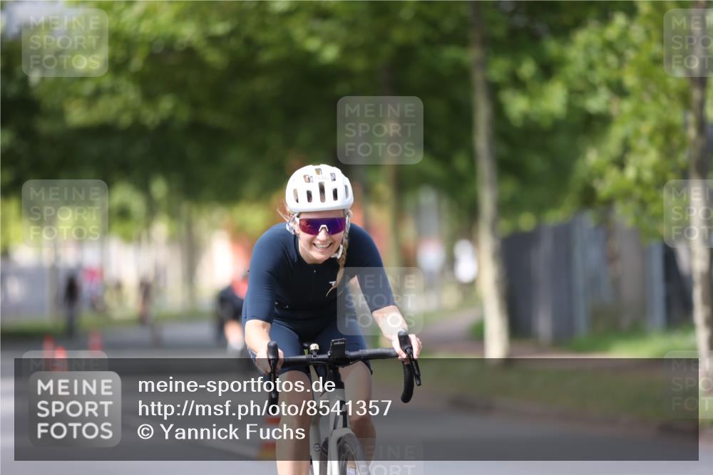 10.08.2025 - GEWOBA Citytriathlon Bremen Yannick Fuchs http://msf.ph/oto/8541357 10.08.2025 12:45:27 Radfahren 633, 676, 712, 724, 828, 851, 930, 939, 946, 1022 meine-sportfotos.de