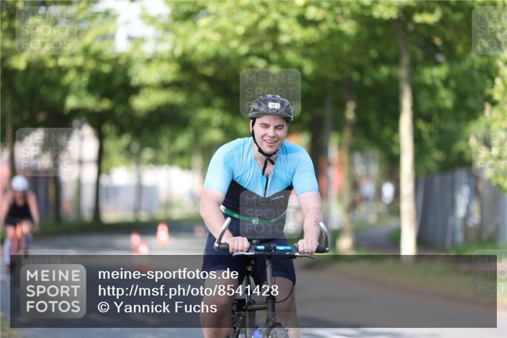 10.08.2025 - GEWOBA Citytriathlon Bremen Yannick Fuchs http://msf.ph/oto/8541428 10.08.2025 10:37:08 Radfahren 85, 381, 464 meine-sportfotos.de
