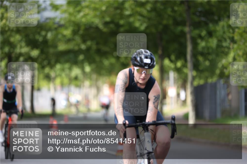 10.08.2025 - GEWOBA Citytriathlon Bremen Yannick Fuchs http://msf.ph/oto/8541451 10.08.2025 12:45:35 Radfahren 676, 724, 748, 771, 851, 930, 939, 946, 1022 meine-sportfotos.de