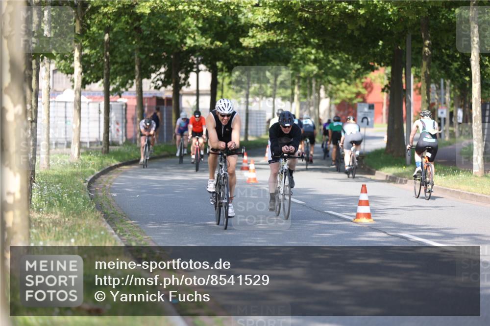 10.08.2025 - GEWOBA Citytriathlon Bremen Yannick Fuchs http://msf.ph/oto/8541529 10.08.2025 10:37:33 Radfahren 33, 49, 75, 121, 123, 145, 219, 455, 485 meine-sportfotos.de