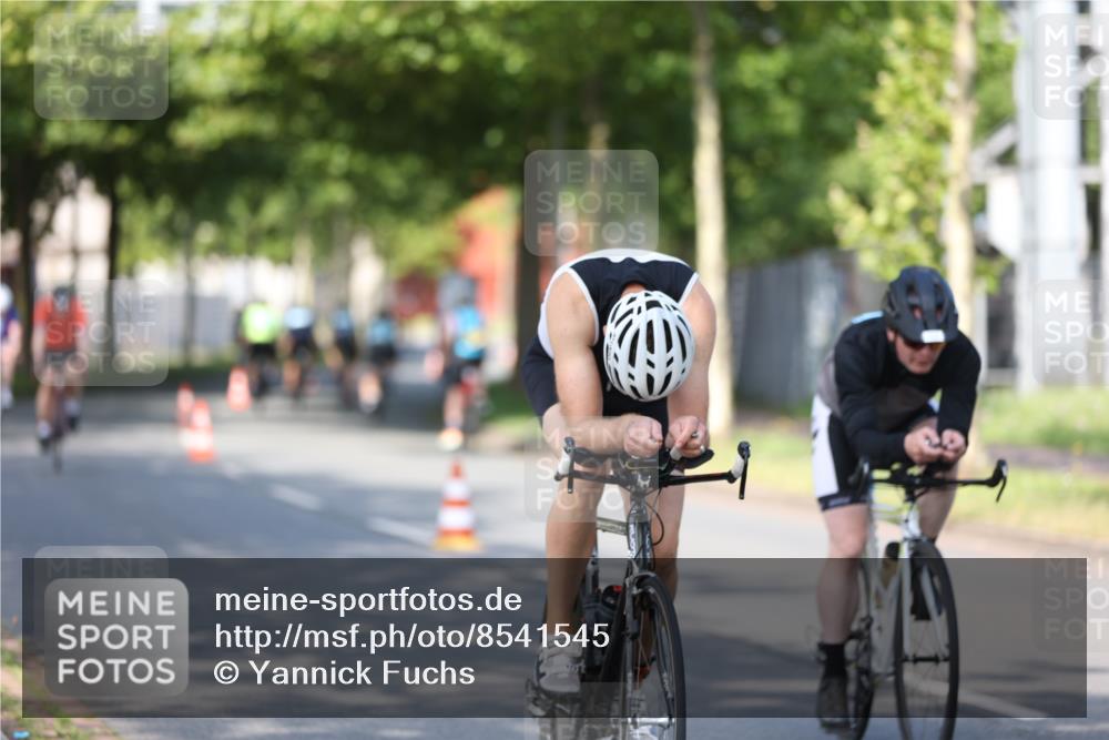 10.08.2025 - GEWOBA Citytriathlon Bremen Yannick Fuchs http://msf.ph/oto/8541545 10.08.2025 10:37:35 Radfahren 33, 49, 75, 121, 123, 145, 219, 375, 455, 485 meine-sportfotos.de