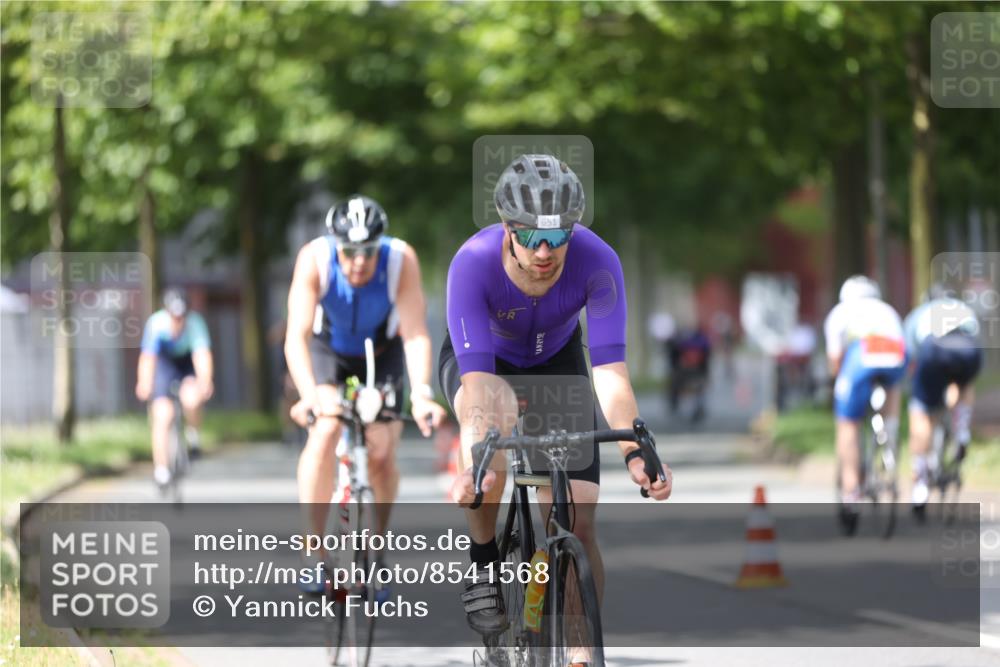 10.08.2025 - GEWOBA Citytriathlon Bremen Yannick Fuchs http://msf.ph/oto/8541568 10.08.2025 12:45:51 Radfahren 574, 651, 674, 685, 697, 748, 771, 812, 898, 928 meine-sportfotos.de