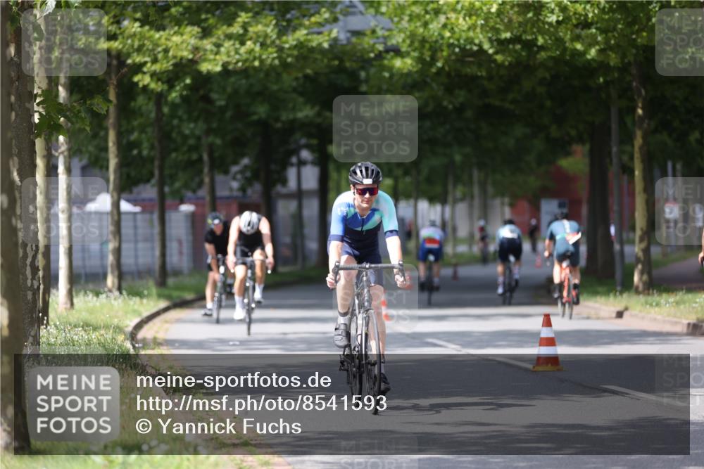10.08.2025 - GEWOBA Citytriathlon Bremen Yannick Fuchs http://msf.ph/oto/8541593 10.08.2025 12:45:54 Radfahren 574, 651, 674, 685, 697, 748, 771, 812, 898, 928, 929 meine-sportfotos.de