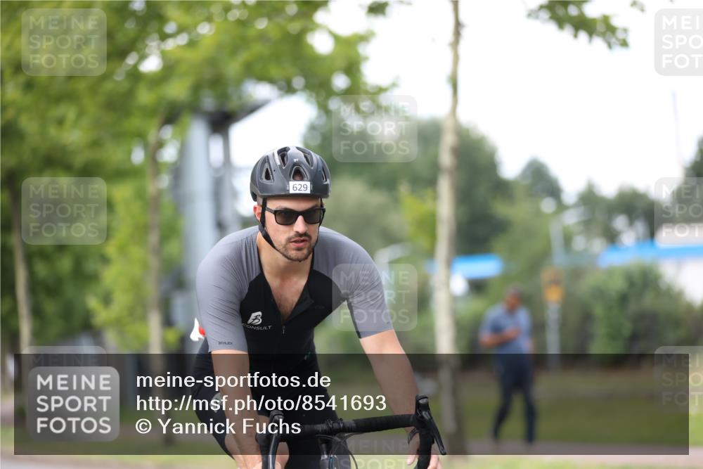 10.08.2025 - GEWOBA Citytriathlon Bremen Yannick Fuchs http://msf.ph/oto/8541693 10.08.2025 12:46:35 Radfahren 576, 605, 625, 903, 918, 962, 1007 meine-sportfotos.de