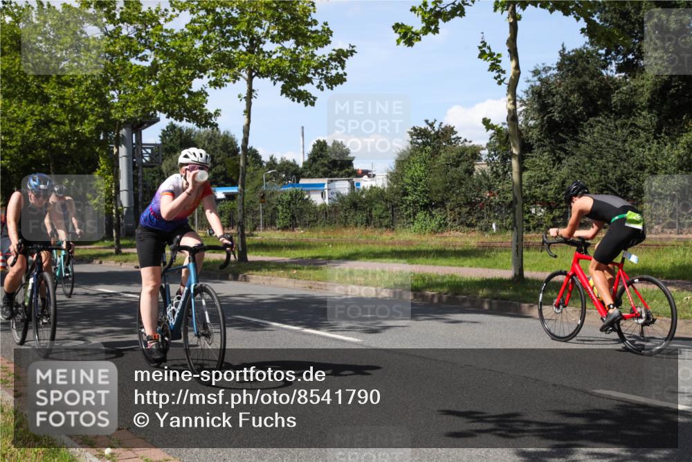 10.08.2025 - GEWOBA Citytriathlon Bremen Yannick Fuchs http://msf.ph/oto/8541790 10.08.2025 14:30:16 Radfahren 33, 42, 66, 95, 112, 148, 149, 329, 337, 338, 361, 374, 400, 402, 410, 429, 454, 492 meine-sportfotos.de