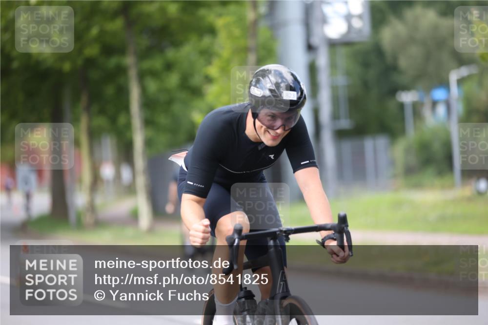 10.08.2025 - GEWOBA Citytriathlon Bremen Yannick Fuchs http://msf.ph/oto/8541825 10.08.2025 12:46:49 Radfahren 576, 605, 760, 799, 823, 903, 918, 962, 968, 1007, 1020 meine-sportfotos.de