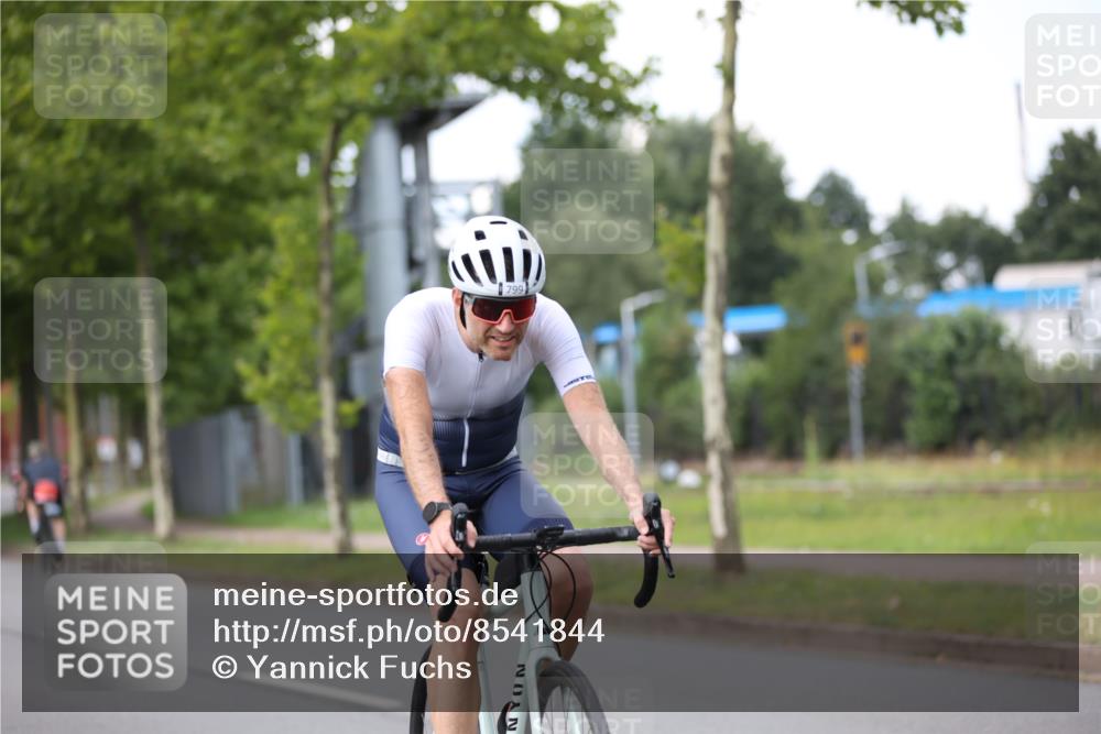 10.08.2025 - GEWOBA Citytriathlon Bremen Yannick Fuchs http://msf.ph/oto/8541844 10.08.2025 12:46:51 Radfahren 576, 583, 605, 760, 799, 823, 918, 968, 1007, 1020 meine-sportfotos.de