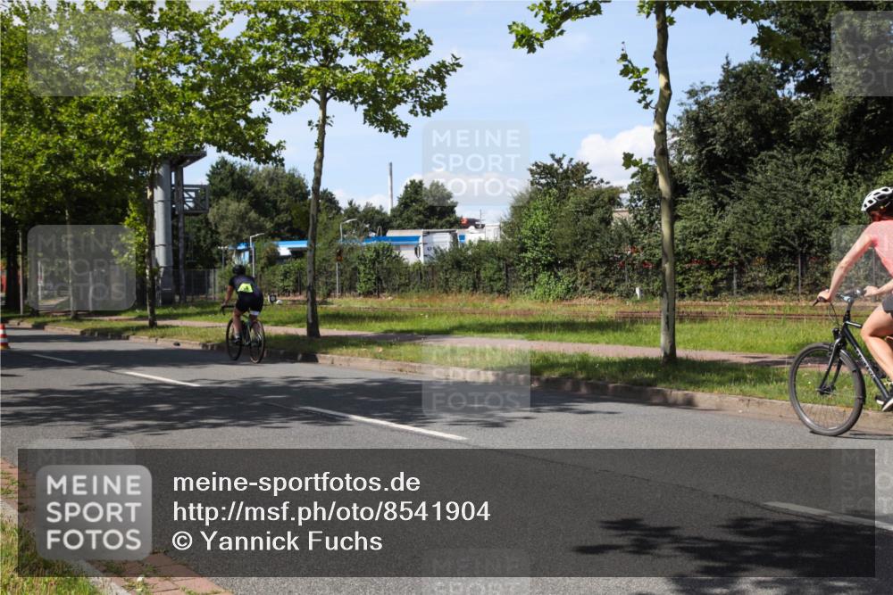 10.08.2025 - GEWOBA Citytriathlon Bremen Yannick Fuchs http://msf.ph/oto/8541904 10.08.2025 14:30:32 Radfahren 8, 12, 33, 66, 107, 148, 178, 328, 329, 338, 341, 345, 347, 356, 361, 374, 381, 409, 410, 461, 492 meine-sportfotos.de