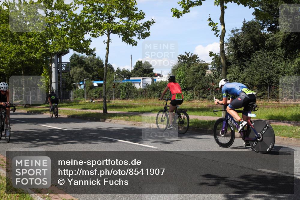 10.08.2025 - GEWOBA Citytriathlon Bremen Yannick Fuchs http://msf.ph/oto/8541907 10.08.2025 14:30:33 Radfahren 8, 12, 33, 107, 178, 328, 329, 338, 341, 345, 347, 356, 361, 374, 381, 399, 409, 410, 461, 492 meine-sportfotos.de