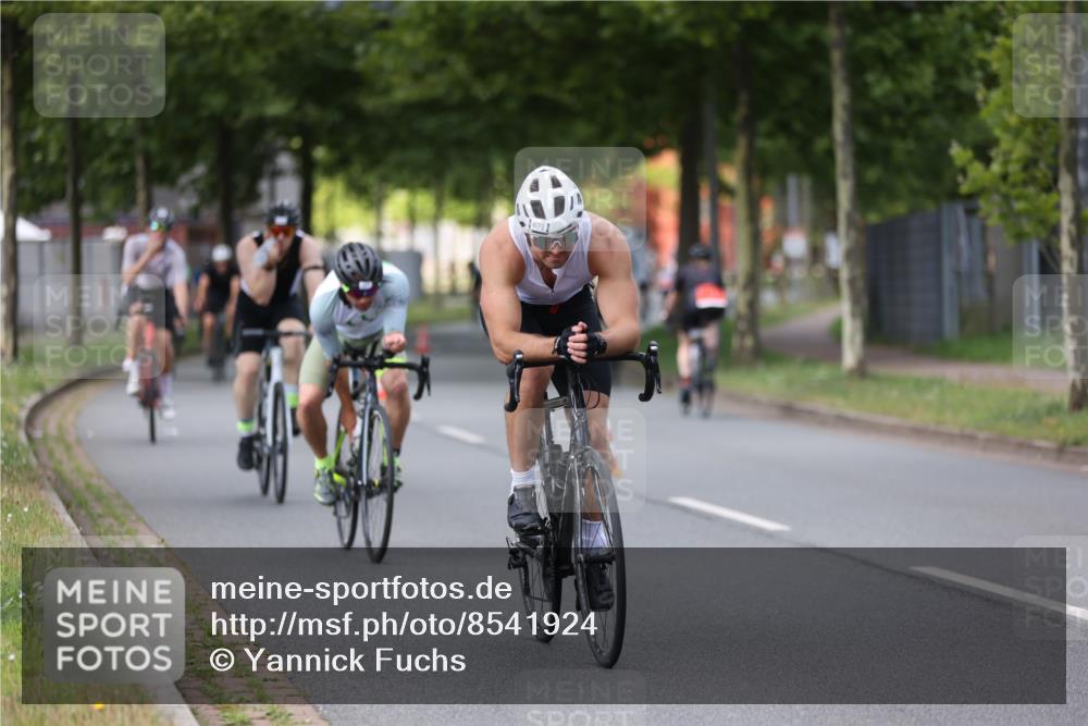 10.08.2025 - GEWOBA Citytriathlon Bremen Yannick Fuchs http://msf.ph/oto/8541924 10.08.2025 12:47:08 Radfahren 573, 583, 622, 640, 659, 675, 733, 751, 760, 769, 792, 875, 960, 968, 981, 1013 meine-sportfotos.de