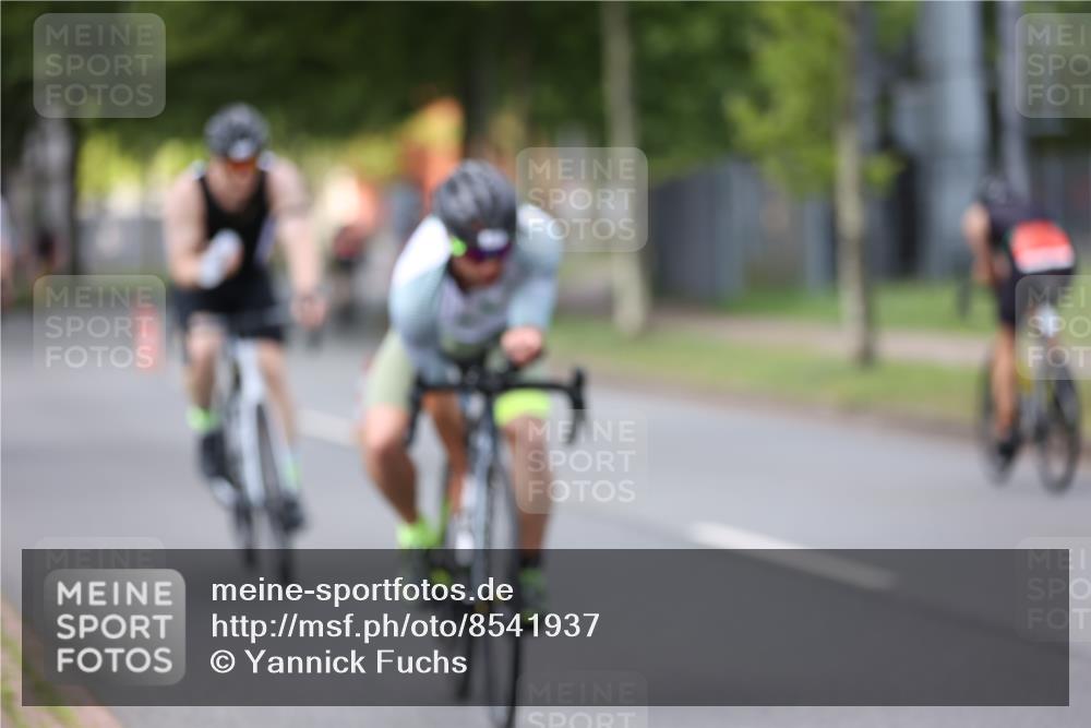 10.08.2025 - GEWOBA Citytriathlon Bremen Yannick Fuchs http://msf.ph/oto/8541937 10.08.2025 12:47:08 Radfahren 573, 583, 622, 640, 659, 675, 733, 751, 760, 769, 792, 875, 960, 968, 981, 1013 meine-sportfotos.de