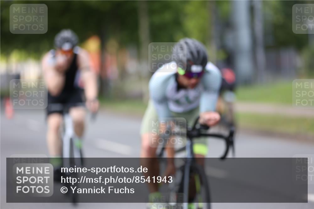 10.08.2025 - GEWOBA Citytriathlon Bremen Yannick Fuchs http://msf.ph/oto/8541943 10.08.2025 12:47:09 Radfahren 573, 583, 622, 640, 659, 675, 733, 751, 760, 769, 792, 875, 960, 968, 981, 1013 meine-sportfotos.de