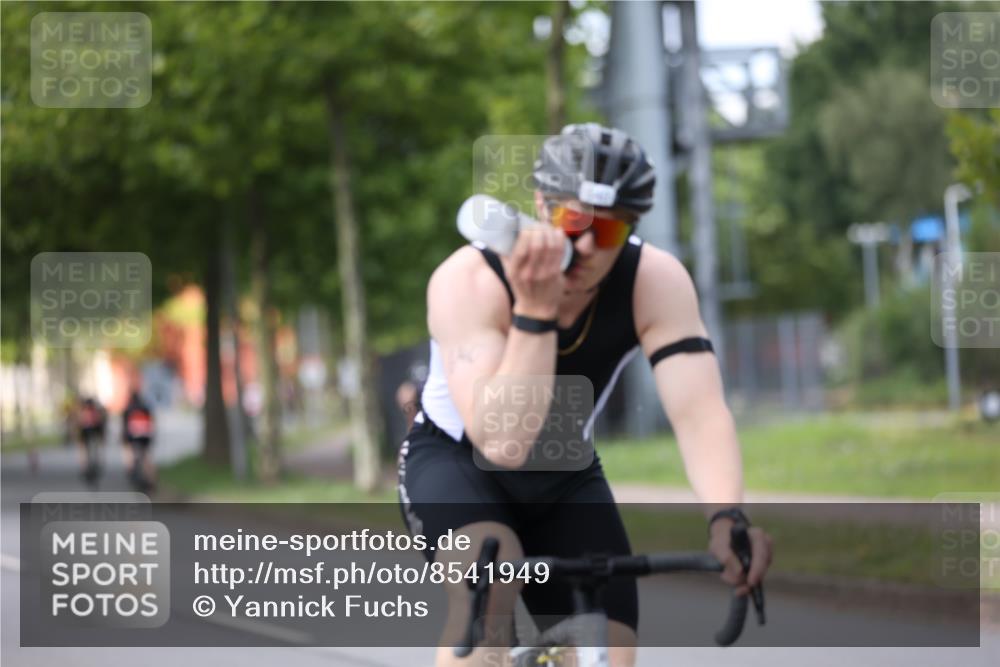 10.08.2025 - GEWOBA Citytriathlon Bremen Yannick Fuchs http://msf.ph/oto/8541949 10.08.2025 12:47:09 Radfahren 573, 583, 622, 640, 659, 675, 733, 751, 760, 769, 792, 875, 960, 968, 981, 1013 meine-sportfotos.de