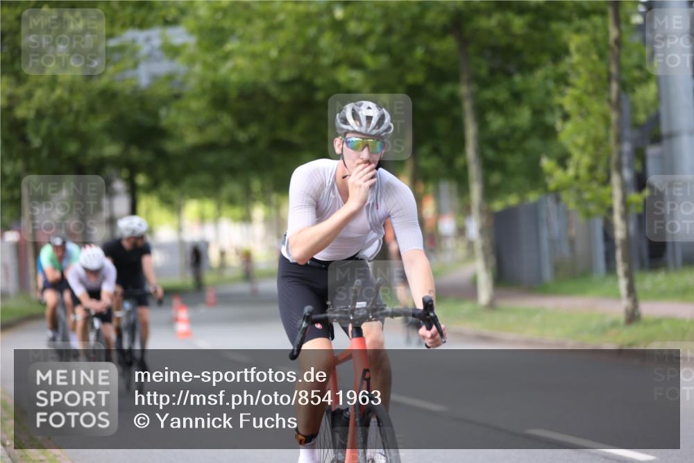 10.08.2025 - GEWOBA Citytriathlon Bremen Yannick Fuchs http://msf.ph/oto/8541963 10.08.2025 12:47:10 Radfahren 573, 583, 622, 640, 645, 659, 675, 733, 751, 760, 769, 792, 875, 960, 968, 981, 1013 meine-sportfotos.de