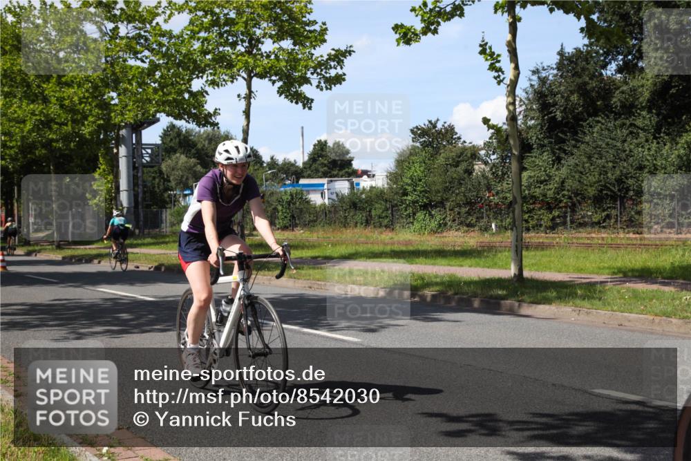 10.08.2025 - GEWOBA Citytriathlon Bremen Yannick Fuchs http://msf.ph/oto/8542030 10.08.2025 14:30:48 Radfahren 12, 107, 175, 178, 328, 341, 345, 356, 368, 381, 399, 409, 416, 461, 504, 510 meine-sportfotos.de